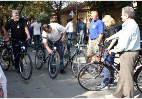 "PLĂTIŢI BICICLETA!" Dacă în septembrie 2003, la inaugurarea pistei de biciclete de pe malul Crişului, se înghesuiau primarul Petru Filip, şefi din Primărie şi de la Protecţia Mediului, acum, la decontarea ţepelor date de firmele băgate în proiectul "Votaţi bicicleta", nu se mai aruncă nimeni